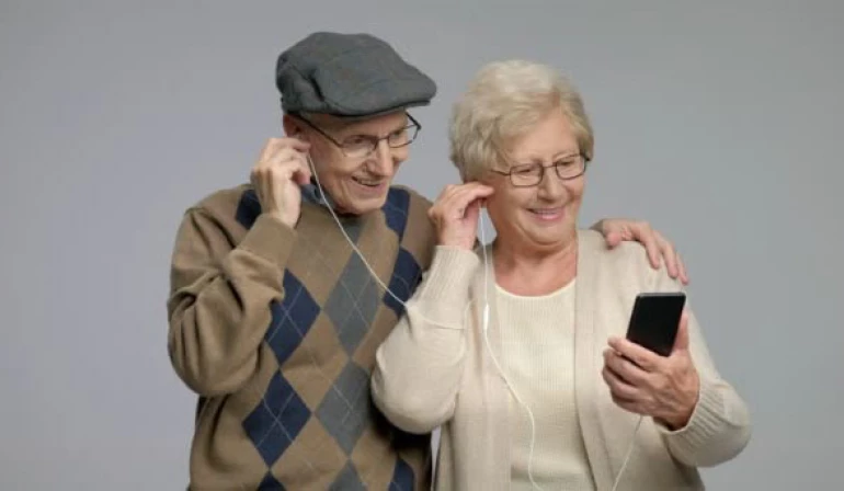 Levantamento aponta que 61% das pessoas acima de 60 anos utilizam pacotes de internet.