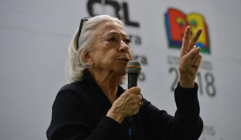 A atriz Fernanda Montenegro fala durante a 25ª Bienal Internacional do Livro de São Paulo, no Anhembi, sobre o livro "Fernanda Montenegro - Itinerário Fotobiográfico".