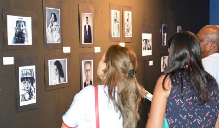 mostra apresenta imagens em preto e branco, que buscam refletir sobre a relação entre fotografia e educação.
