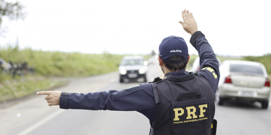 O homem foi preso após os agentes realizarem consulta no Banco Nacional de Mandados de Prisão (BNMP). (Foto: Divulgação)