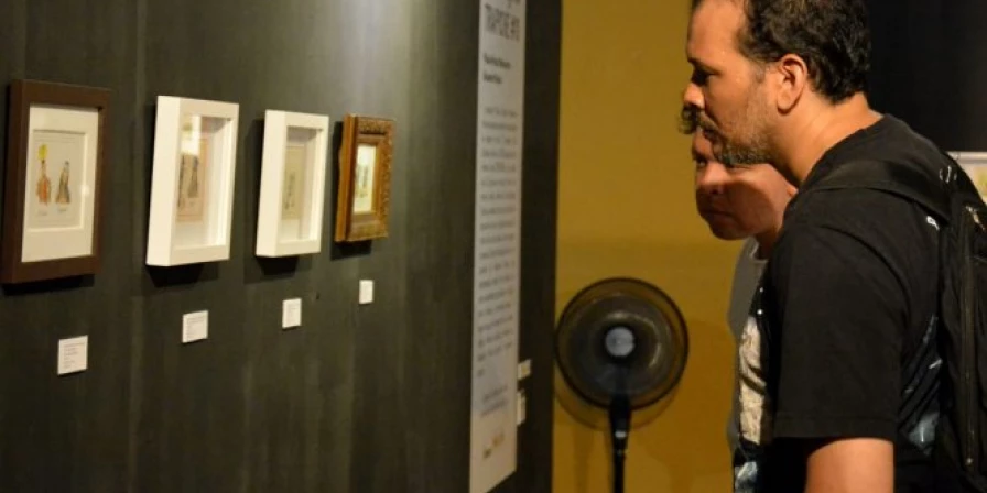Na mostra, lado a lado, estão as obras originais impressas de Debret, destacadas do livro, e as aquarelas de Alexandre Mourão.