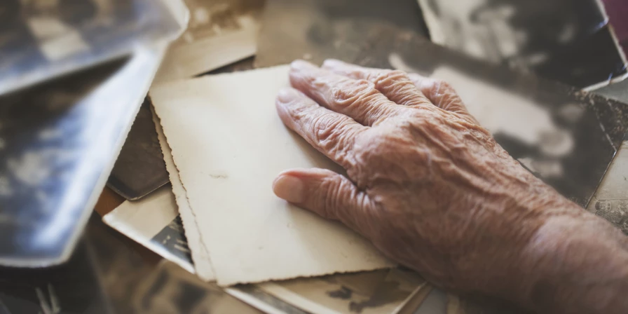 A doença de Alzheimer é uma condição neurodegenerativa progressiva que atinge a memória.