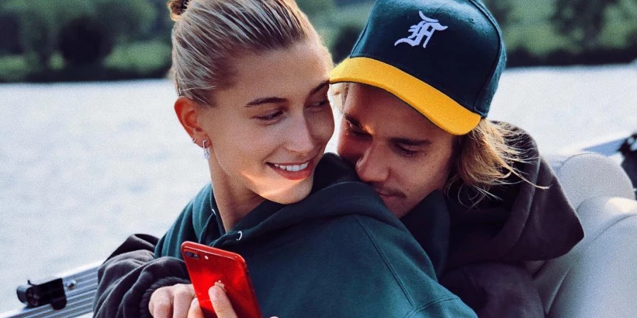 Aos 24 anos de idade, Justin Bieber está mais feliz do que nunca ao lado de sua esposa Hailey.