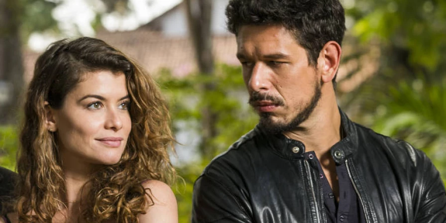 Alain (João Vicente) e Isabel (Alinne Moraes).