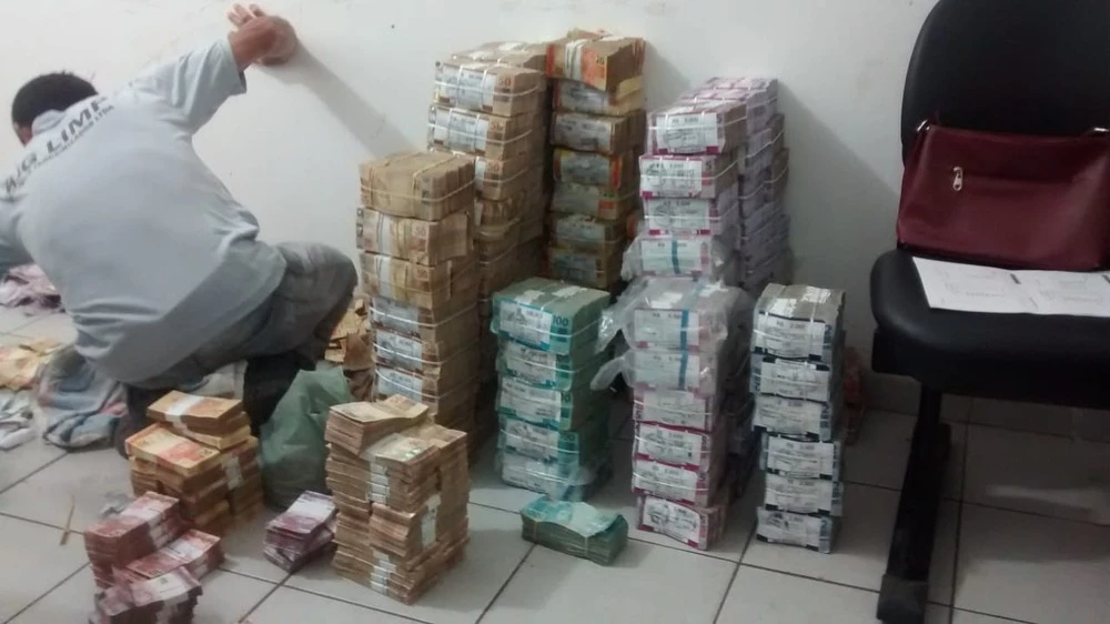 Dinheiro recuperado pela polícia após assalto ao Banco do Brasil. Foto: Erisvaldo Santos/TV Mirante
