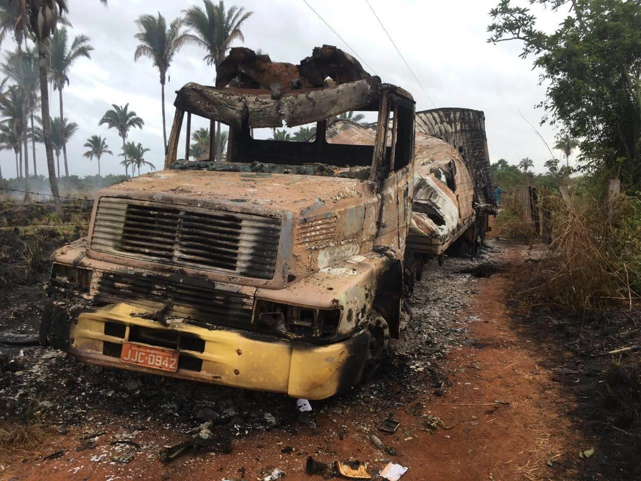 Caminhão foi incendiado. / Foto: Divulgação.