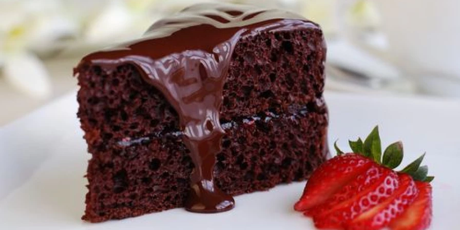 Bolo de chocolate com morango.