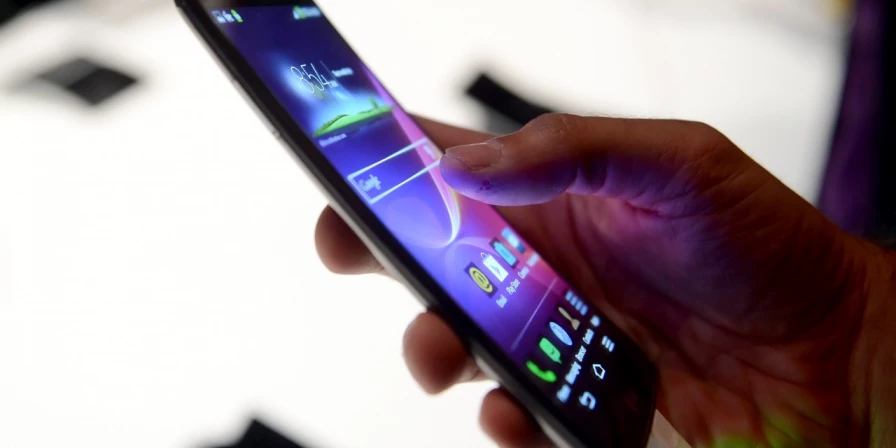 O celular ou qualquer outro tipo de tela digital não deve ser usado antes de dormir, inclusive por adultos.