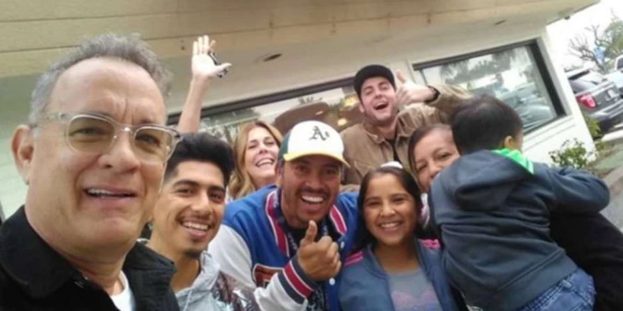 Tom Hanks ao lado de fãs que estavam presentes na lanchonete.