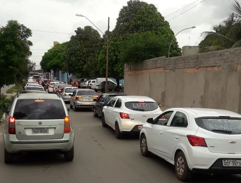 Cerca de 800 motoristas da Uber a carreata pelas ruas do bairro do Cohatrac . / Foto: Gilmar de Lima.