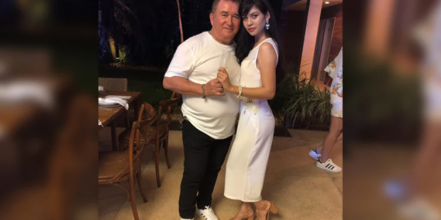 Amado Batista ao lado da namorada Layza Felizardo.