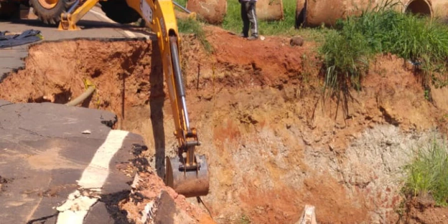 A pista é o principal acesso para o escoamento da produção agrícola e para muitos fazendeiros da zona rural.