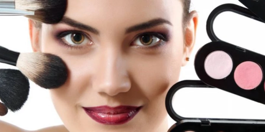 Com aulas práticas, o curso abrange todas as etapas da maquiagem com técnicas atuais e usuais.