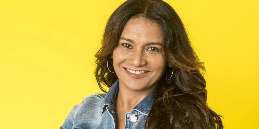 Dira Paes intepreta Janaína em Verão 90.