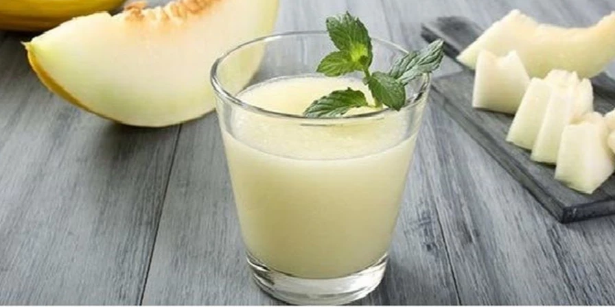 Suco de melão com limão.