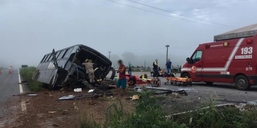 O motorista do ônibus ficou preso às ferragens do veículo, mas foi resgatado com vida pela equipe do Samu.