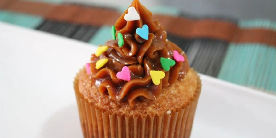 Saboroso cupcake recheado.