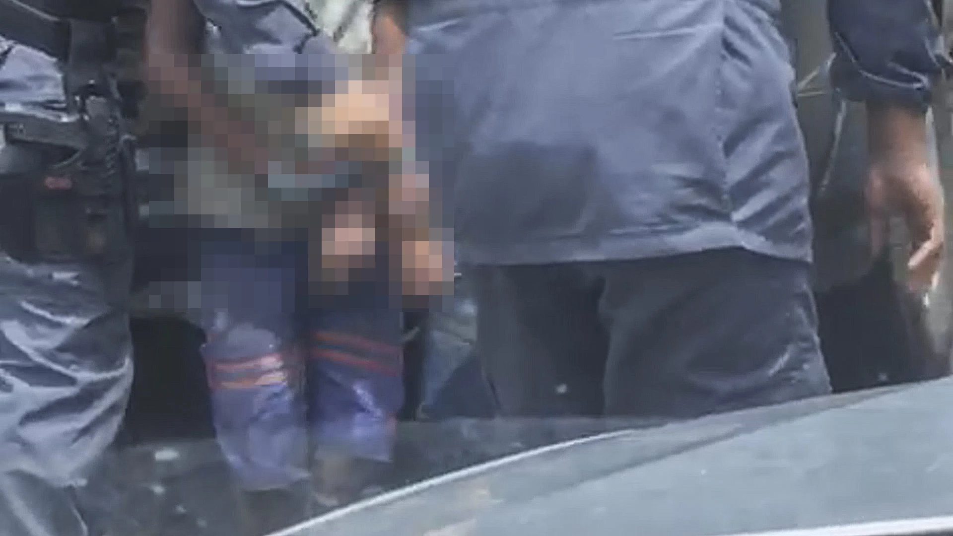 As imagens mostram dois garotos de mãos amarradas saindo de dentro de um carro da Polícia Militar, na cidade de Caxias.