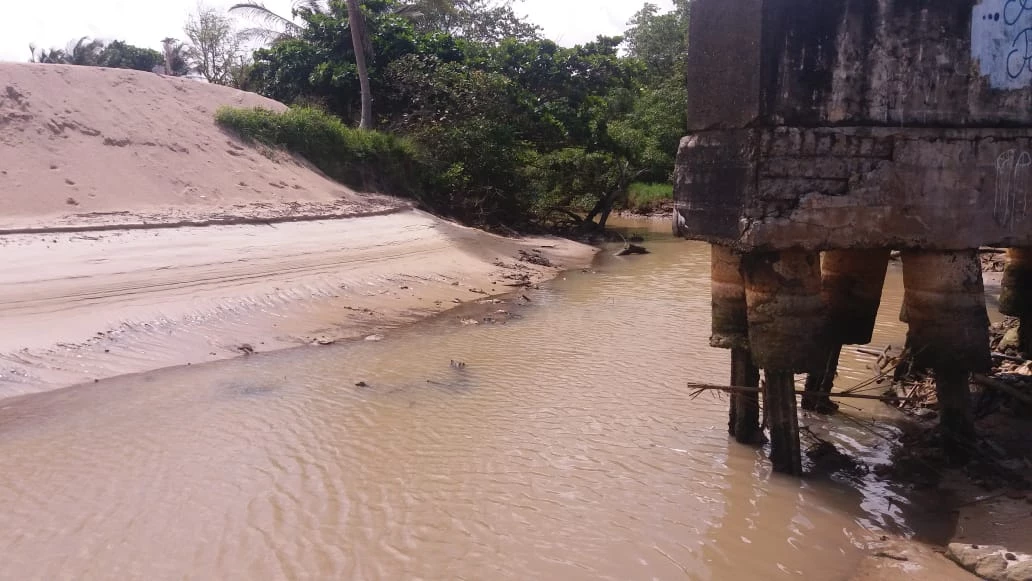Moradores já denunciaram que esgoto in natura é despejado no rio. Foto: Carla Barros