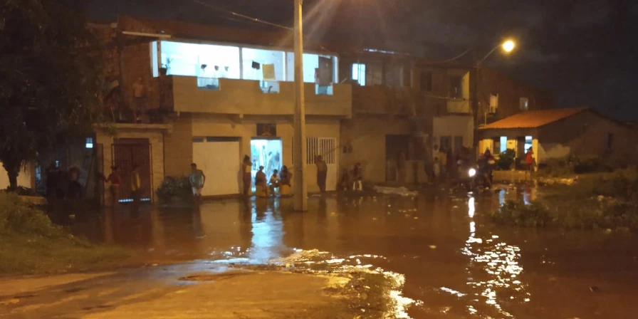 Maré alta surpreendeu moradores no bairro do São Francisco.