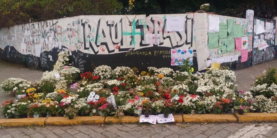 Um aluno é recebido durante o dia de reabertura da escola, após o tiroteio na escola Raul Brasil em Suzano, São Paulo, Brasil 18 de março de 2019.