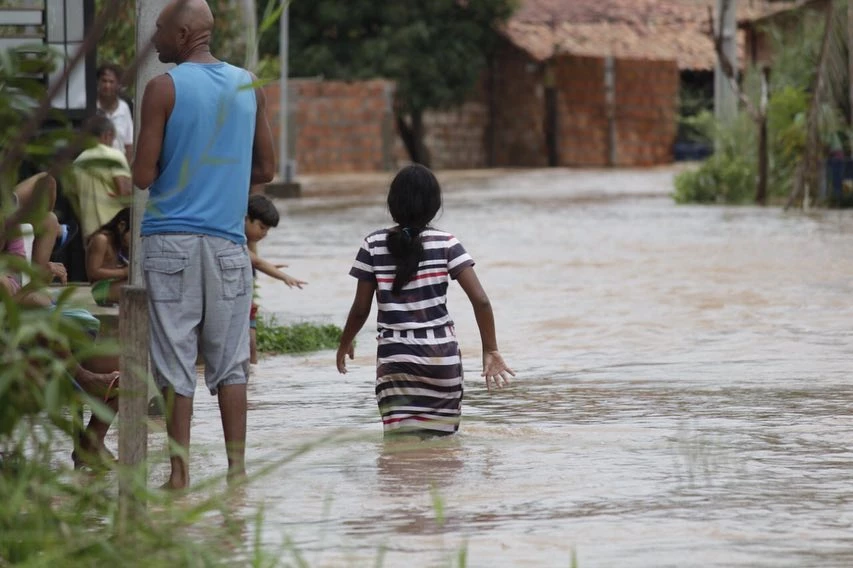 Várias famílias tiveram casas alagadas e ficaram desabrigadas. Foto: Divulgação