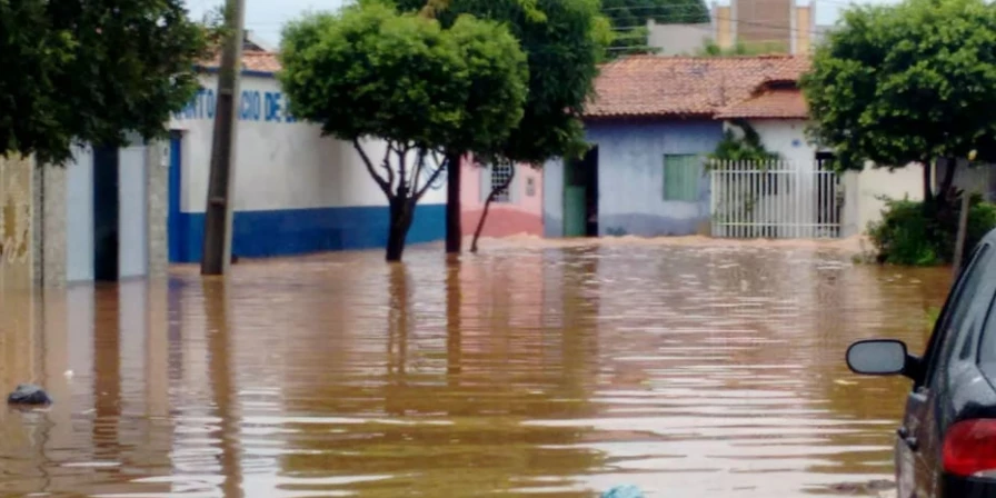 Vários pontos de alagamentos se formaram no Centro e nos bairros.