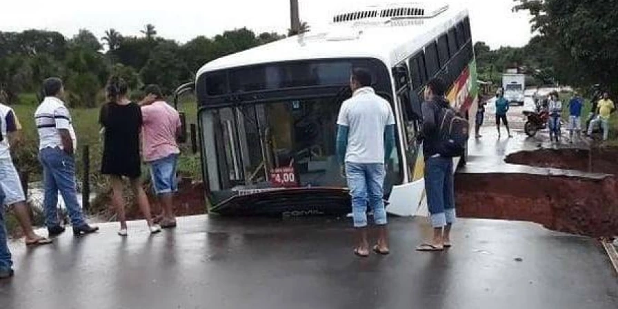 Ônibus caiu na enorme cratera que cortou a MA-122.
