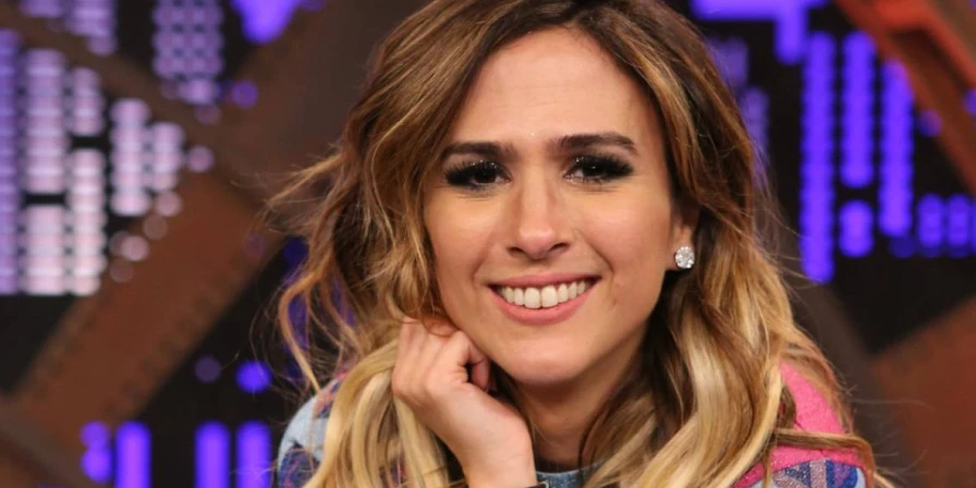 Tatá Werneck apresenta Prêmio Multishow ao lado de Tadeu Schmidt e Ludmilla.