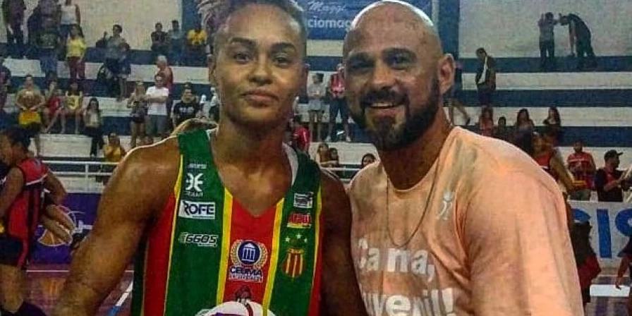 Raphaella Monteiro com o troféu de MVP.