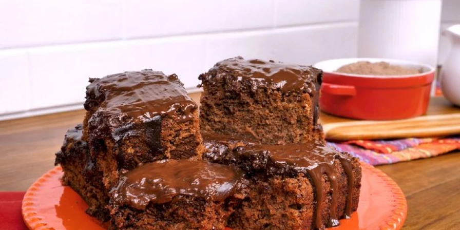 Bolo de chocolate molhado e cremoso