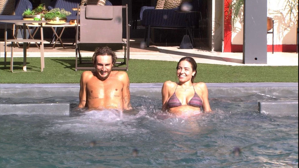 Finalistas, Paula e Alan pulam juntos na piscina.