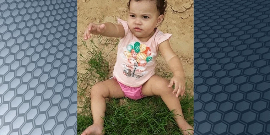 Criança de um ano e seis meses que morreu afogada na piscina.