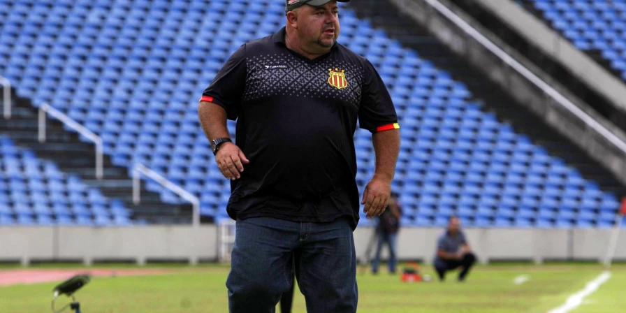 Julinho Camargo, técnico do Sampaio Corrêa.