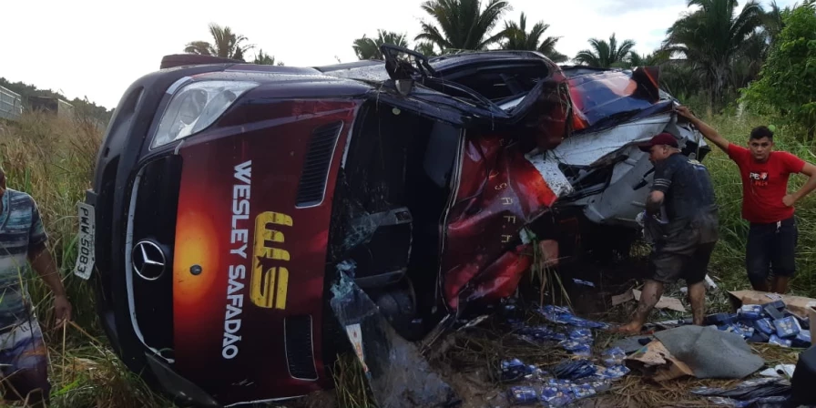 Van ficou totalmente destruída.