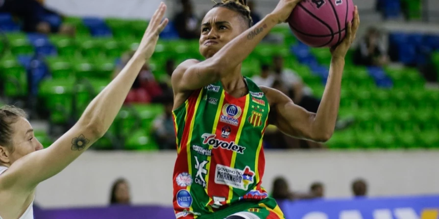 Rapha Monteiro em ação pelo Sampaio Basquete