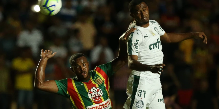 Felipe Dias disputa a bola com Carlos Eduardo, do Palmeiras.
