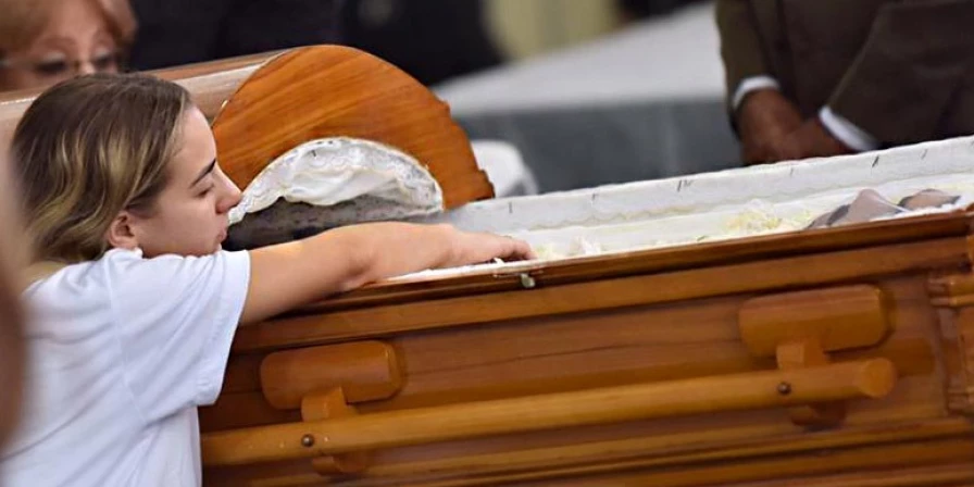 Karoline Calheiros, namorada do cantor Gabriel Diniz se despede do cantor durante o velório em João Pessoa.