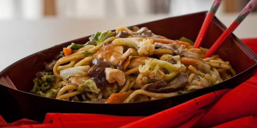Yakissoba para almoço.