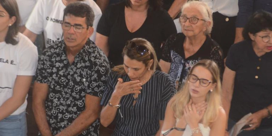 Os pais de Gabriel Diniz e a ex-namorada se emocionaram durante toda a cerimônia.
