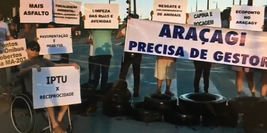 A população causou um bloqueio no trânsito, no sentido que vai para a Raposa, com pneus e cartazes cobrando melhorias.