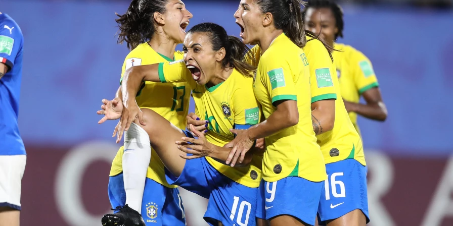 Marta comemora gol da vitória do Brasil sobre a Itália.