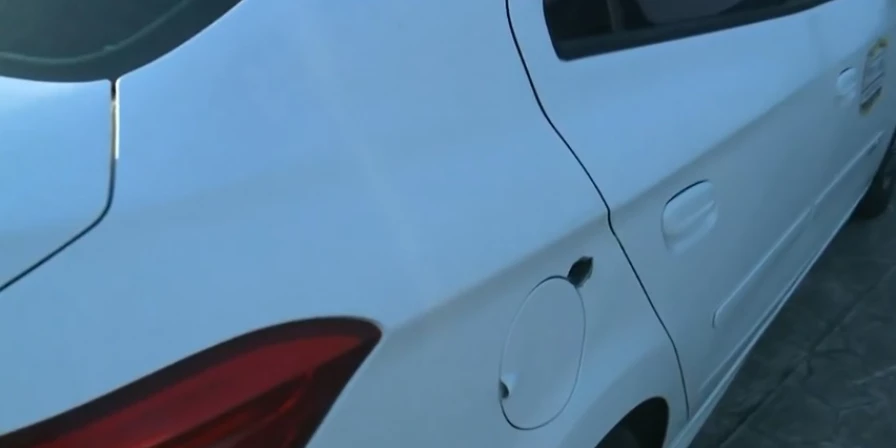 O táxi ficou com uma perfuração de arma de fogo.