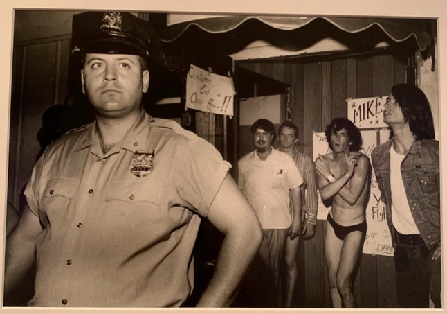 Polícia invade o bar Stonewall Inn em 1969.