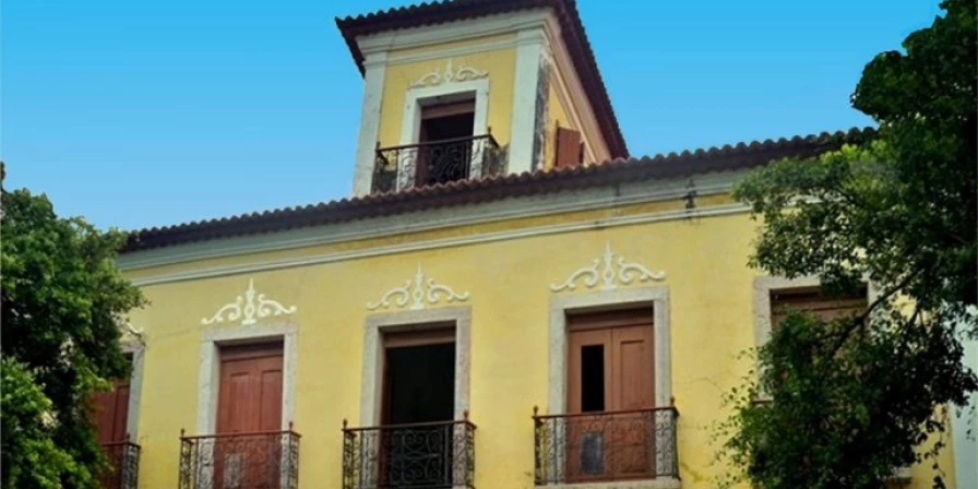 São cerca de mil peças e obras que retratam o período, como mobiliário, indumentárias, acessórios, louças, iconografias, cerâmicas e azulejos.