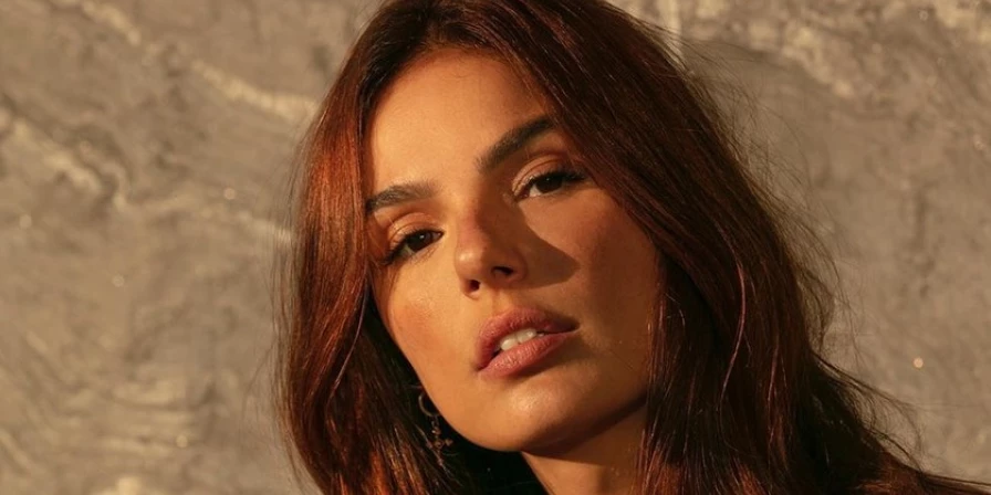 Isis Valverde.