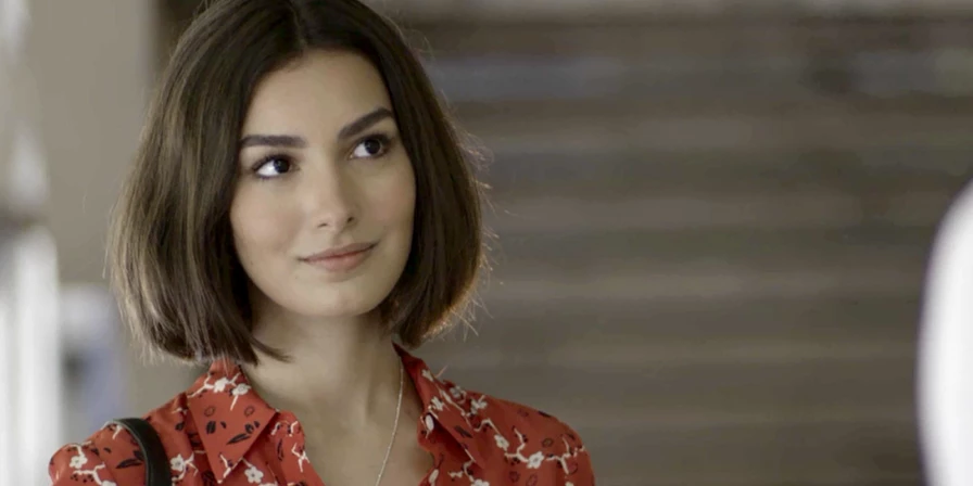 Marina Moschen interpreta Larissa em Verão 90.