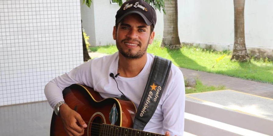 Ruam já lançou quatro CD''s e sempre procura homenagear sua cidade natal.