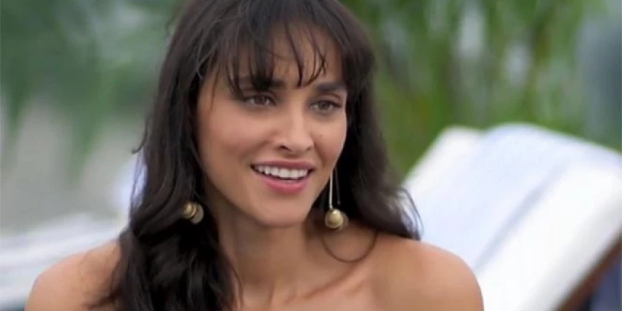 Débora Nascimento interpreta Gisela em Verão 90.