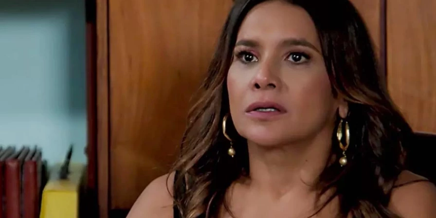 Dira Paes interpreta Janaína em Verão 90.